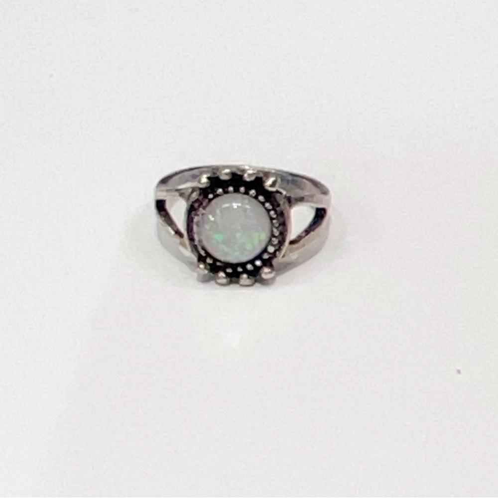 Vintage Like Ivory Faux Stone Silver plated Ring Size 7
** Fashion jewelry ***